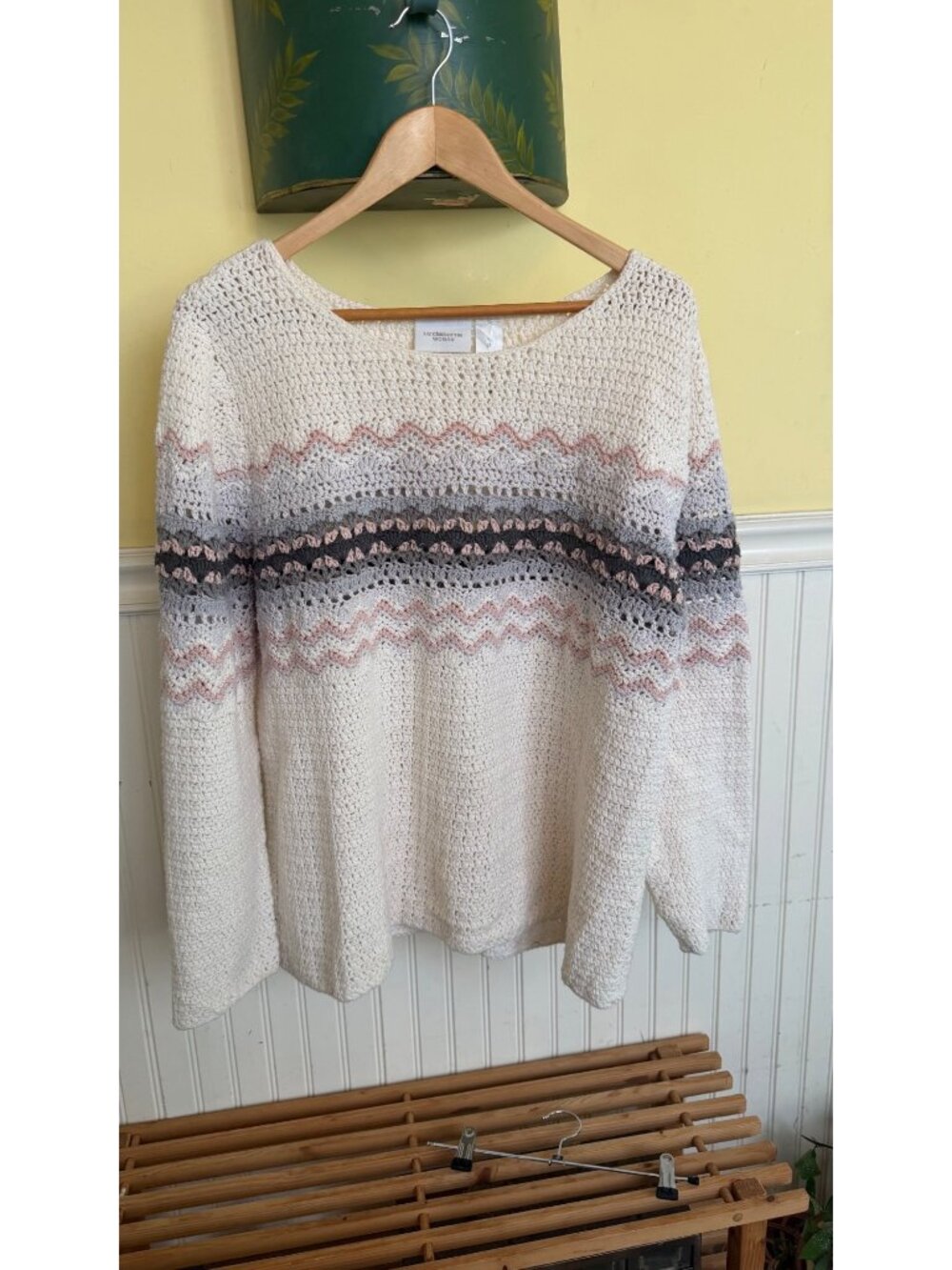 Liz Claiborne Woman 1X Cream Crochet Knit Sweater With Zigzag Pink & Gray Patter